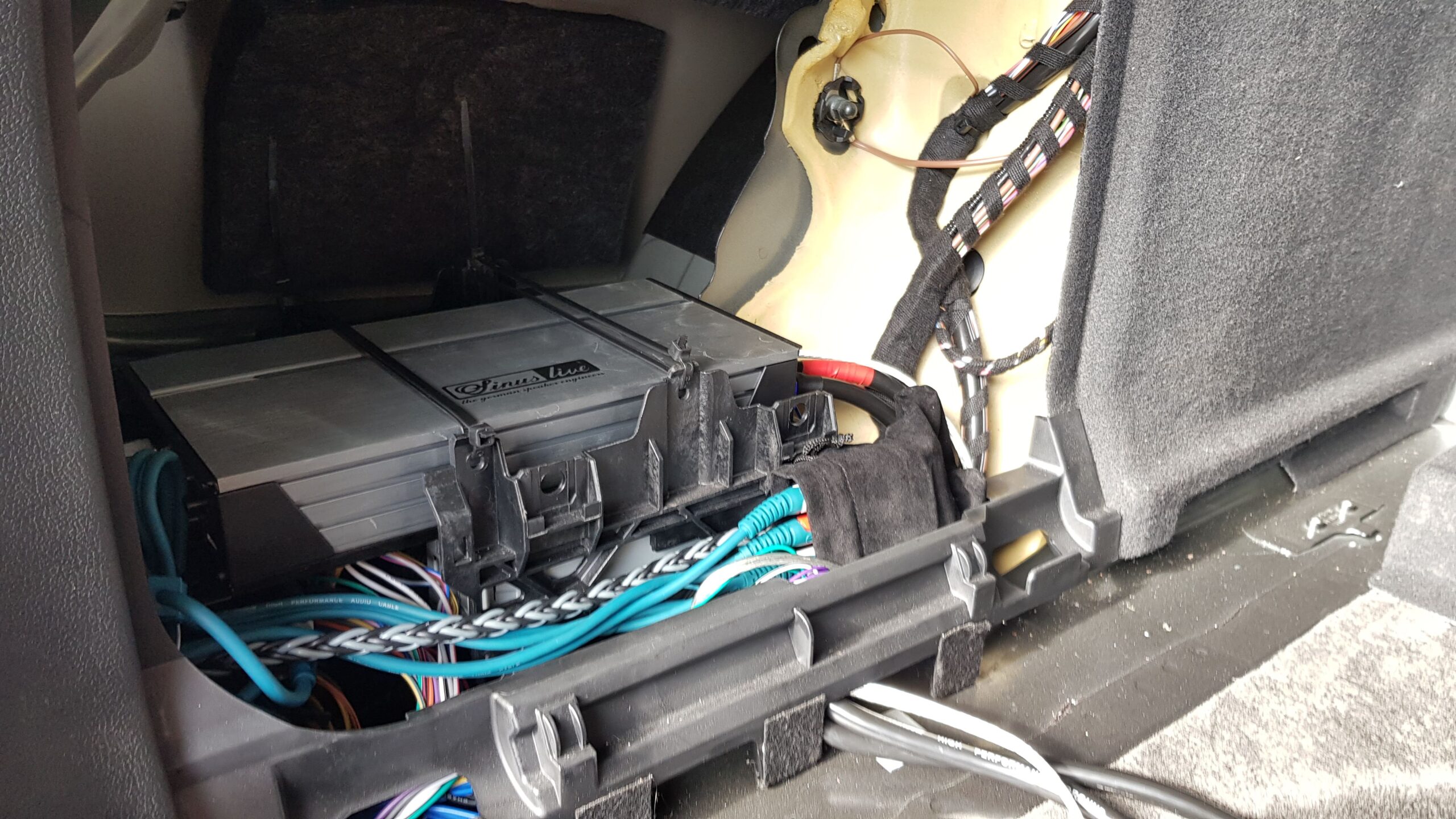 Audi A4 Sound Verstärker Sinuslive