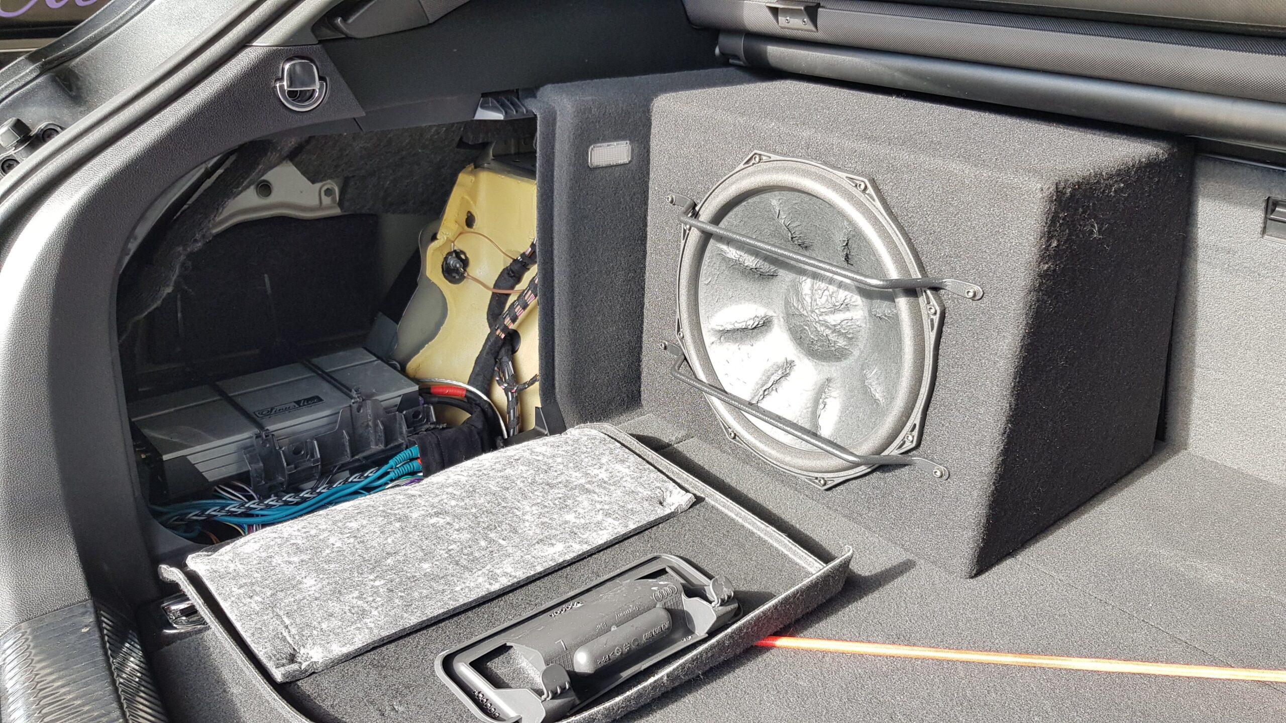 Audi A4 Sound Verstärker Subwoofer Sinuslive