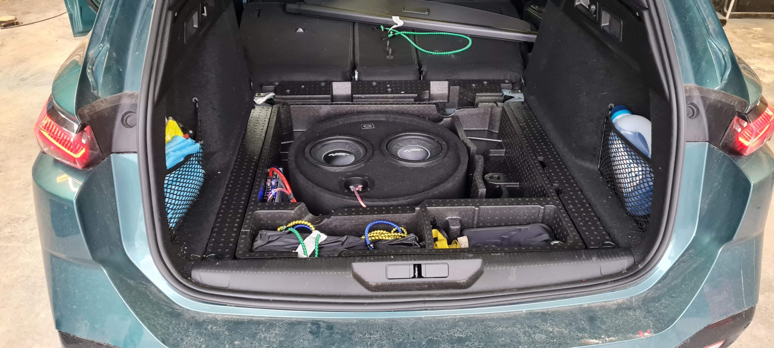 Peugeot 308 Subwoofer Gladen Reserverad ESX Verstärker