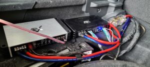 VW Golf 7 - Soundupgrade ESX + Kicker 3 VW Golf Soundupgrade versteckte Endstufen von ESX Detail