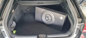 Mercedes CLA (X118) - Subwoofer-Lösung mit ESX + Rockford Fosgate 5 Mercedes CLA Subwoofer Rockford Fosgate Slim