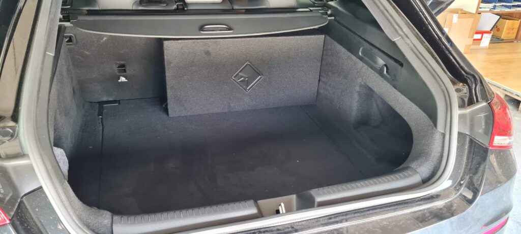 Mercedes CLA (X118) - Subwoofer-Lösung mit ESX + Rockford Fosgate 1 Mercedes CLA Subwoofer Rockford Fosgate Slim an der Rücksitzbank