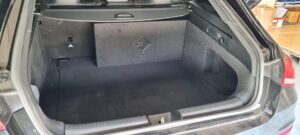 Mercedes CLA (X118) - Subwoofer-Lösung mit ESX + Rockford Fosgate 6 Mercedes CLA Subwoofer Rockford Fosgate Slim an der Rücksitzbank