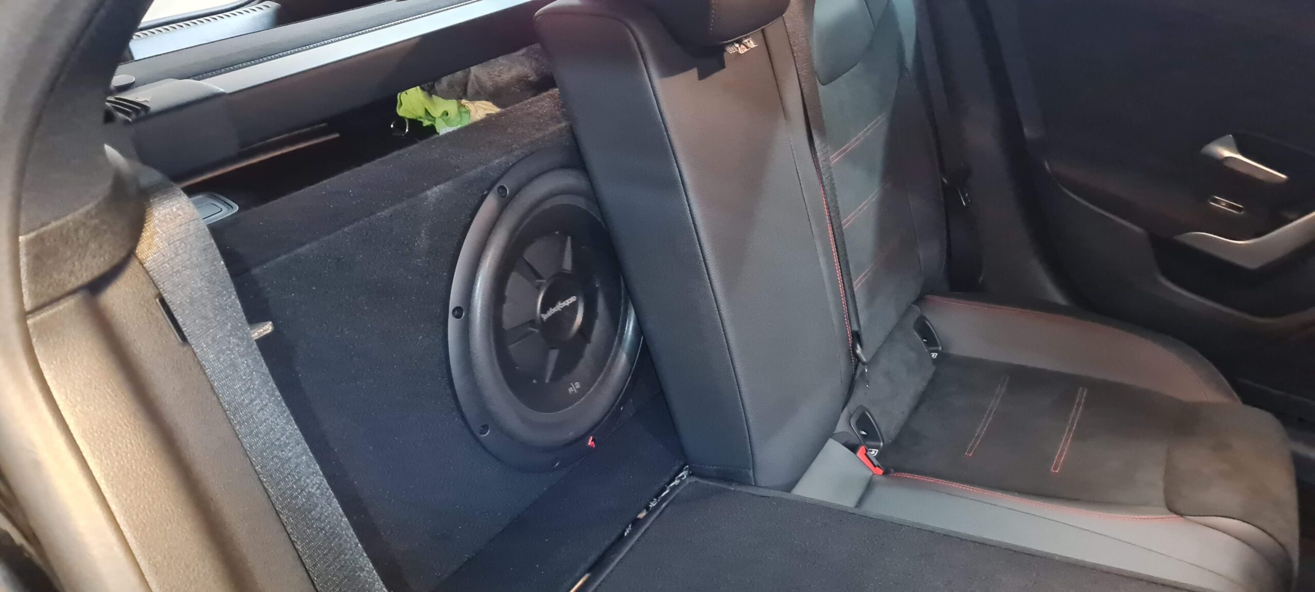 Mercedes CLA Subwoofer Rockford Fosgate Slim an der Rücksitzbank Blick aus Innenraum