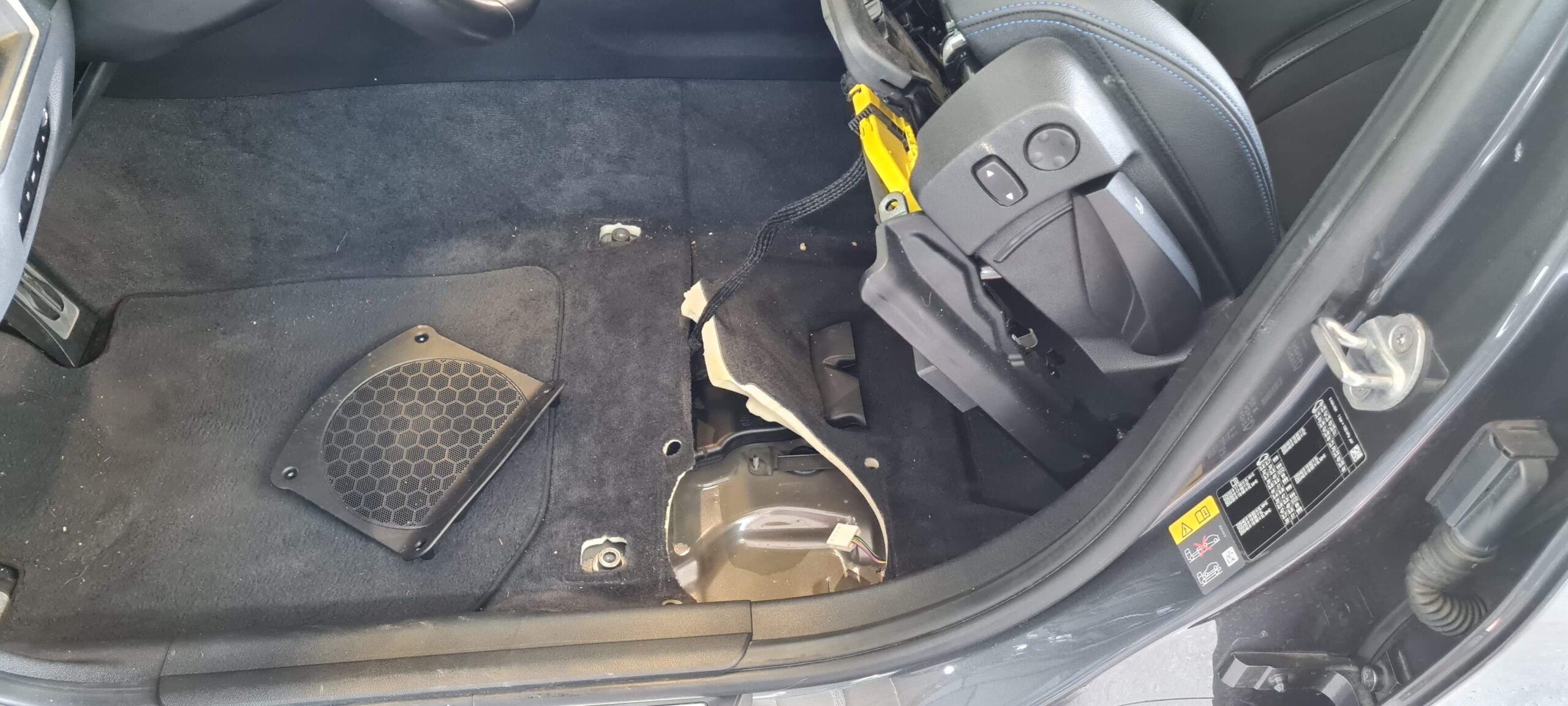 BMW G21 Soundupgrade 676 Hifi Subwoofer Einbaulöffnung