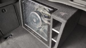 Ford Focus Kombi - BASS Soundupgrade 2 Ford Focus Hifoincs Subwoofer MXZ12BP