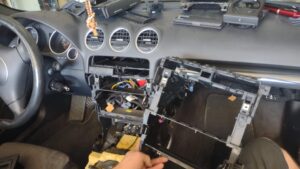 Audi A4 B6 Cabrio - 2-DIN-Umbau + Soundsystem Match DSP 4 Audi A4 B6 Cabrio Radio 2-DIN Umbau