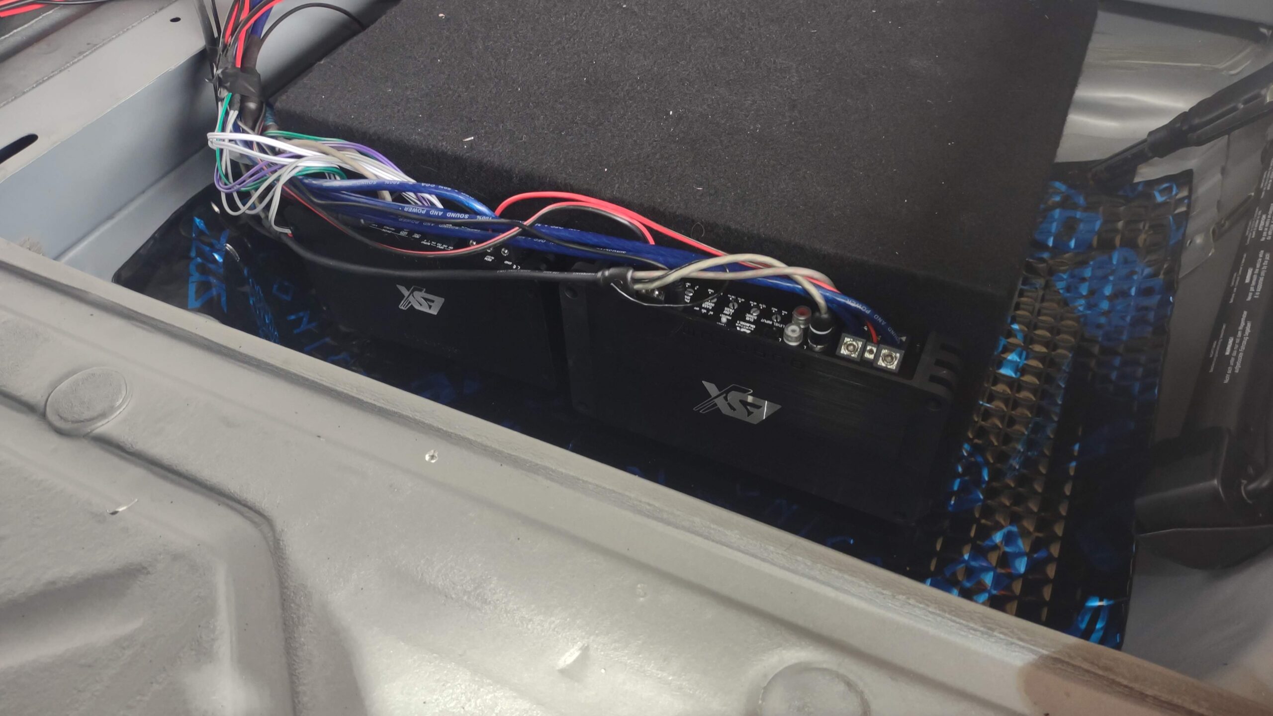 Mercedes W124 Soundsystem Subwoofer Reserverad Verstärker ESX