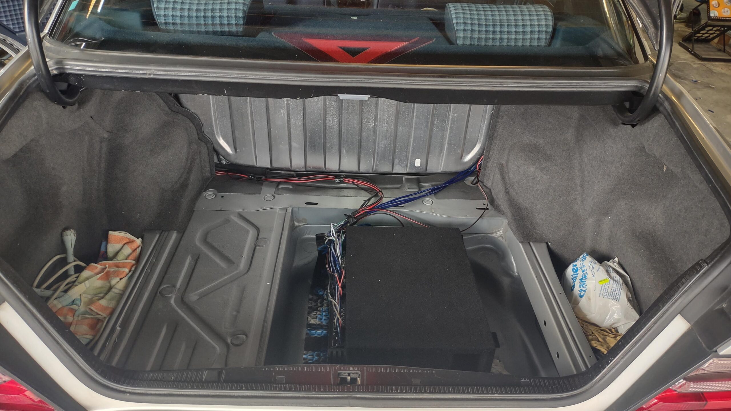 Mercedes W124 Soundsystem Subwoofer Reserverad Verstärker