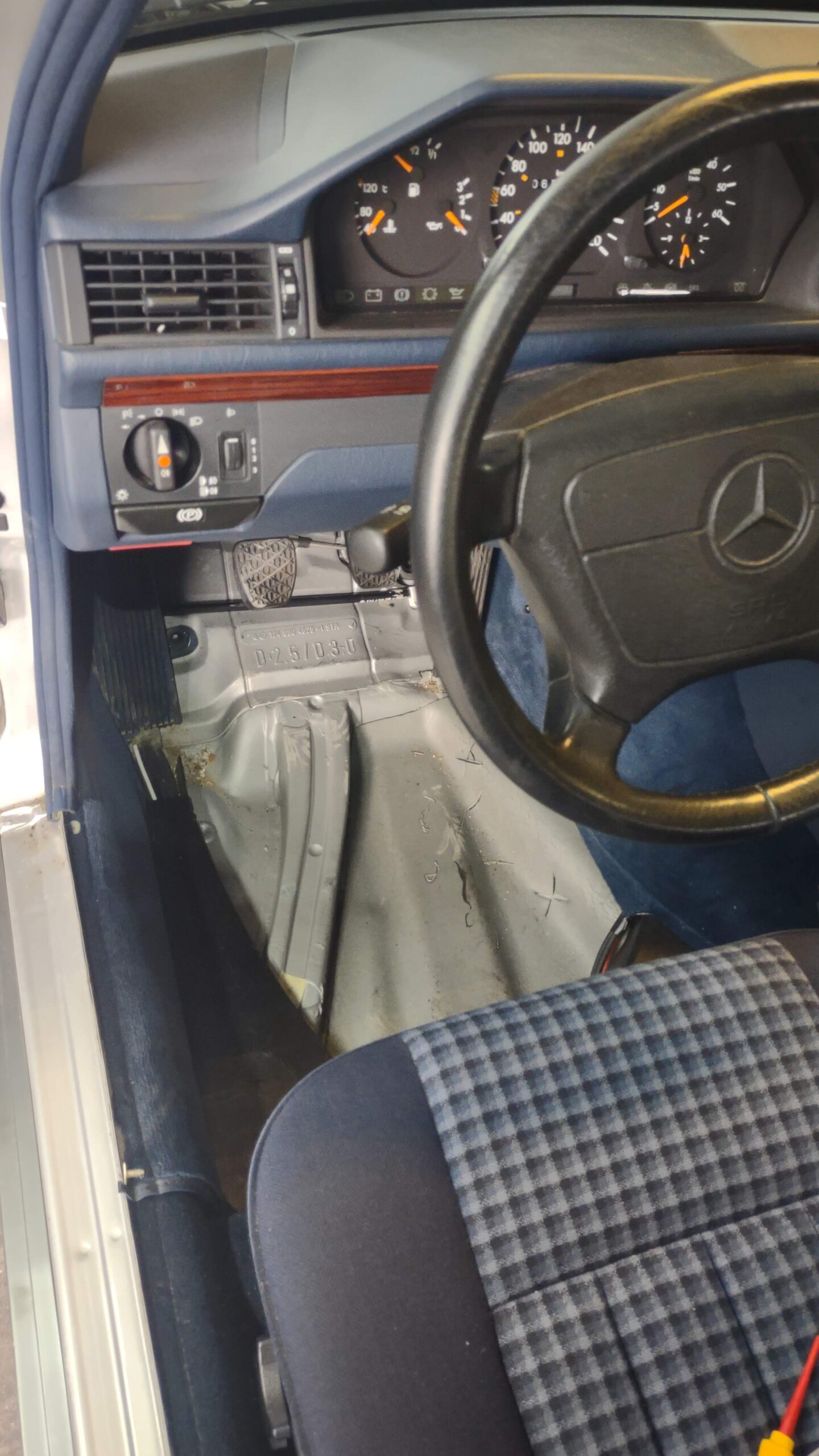 Mercedes W124 Soundsystem Kabel verlegung links