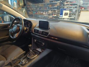 Mazda 3 - High End Sound für Heavy-Metal 8 Mazda 3 Original Radio vor dem Umbau