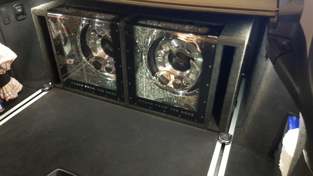 BMW F34 GT Doppel-Bandpass-Subwoofer 1 BMW Subwoofer F34 Hifonics Dual