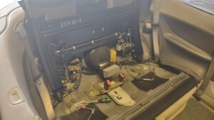 Mercedes CLK Soundupgrade versteckter Subwoofer (C208 Cabrio) 3 Mercedes CLK C208 Sound