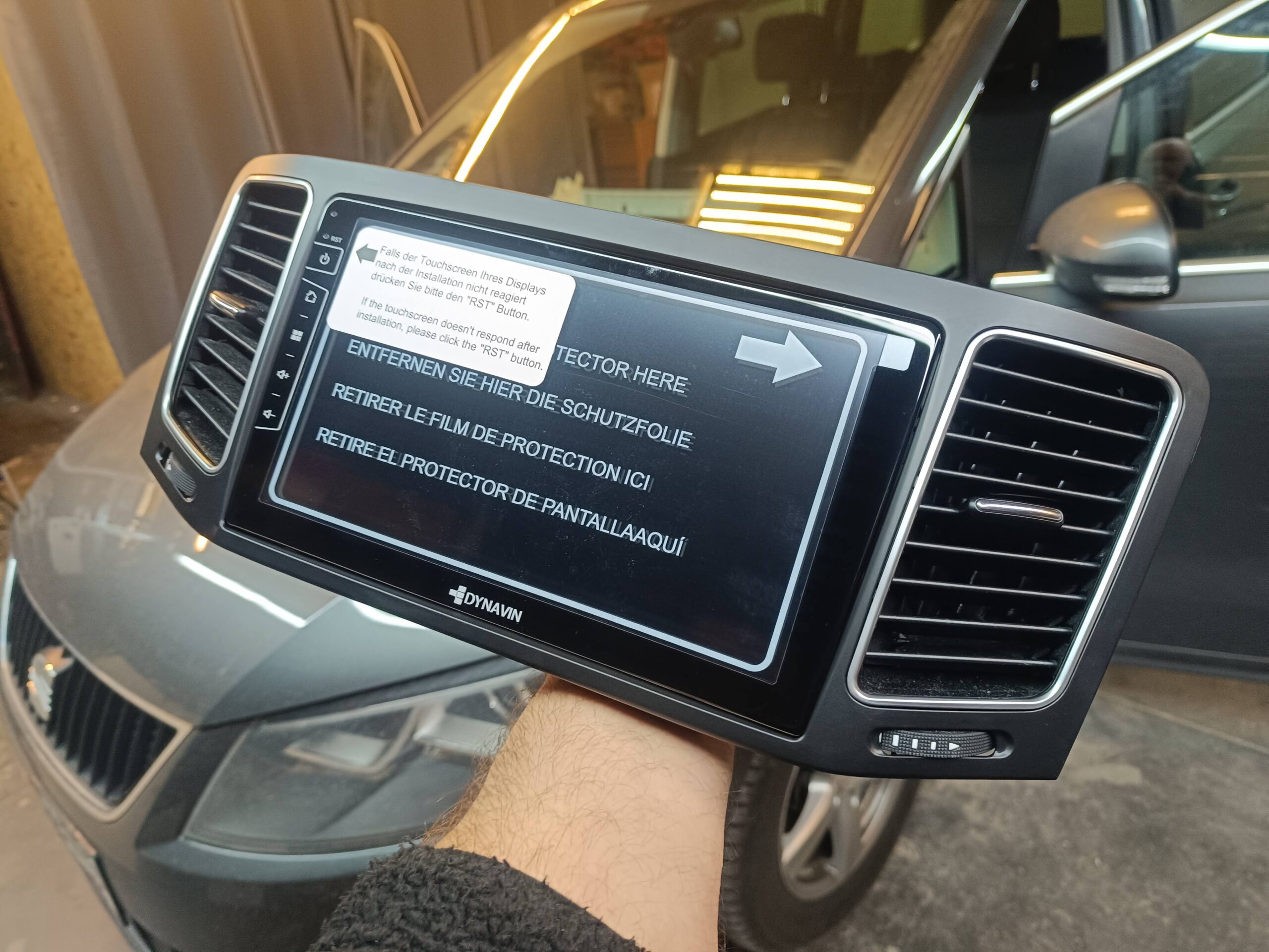 Seat Alhambra Autoradio Dynavin mit Blende zusammengebaut