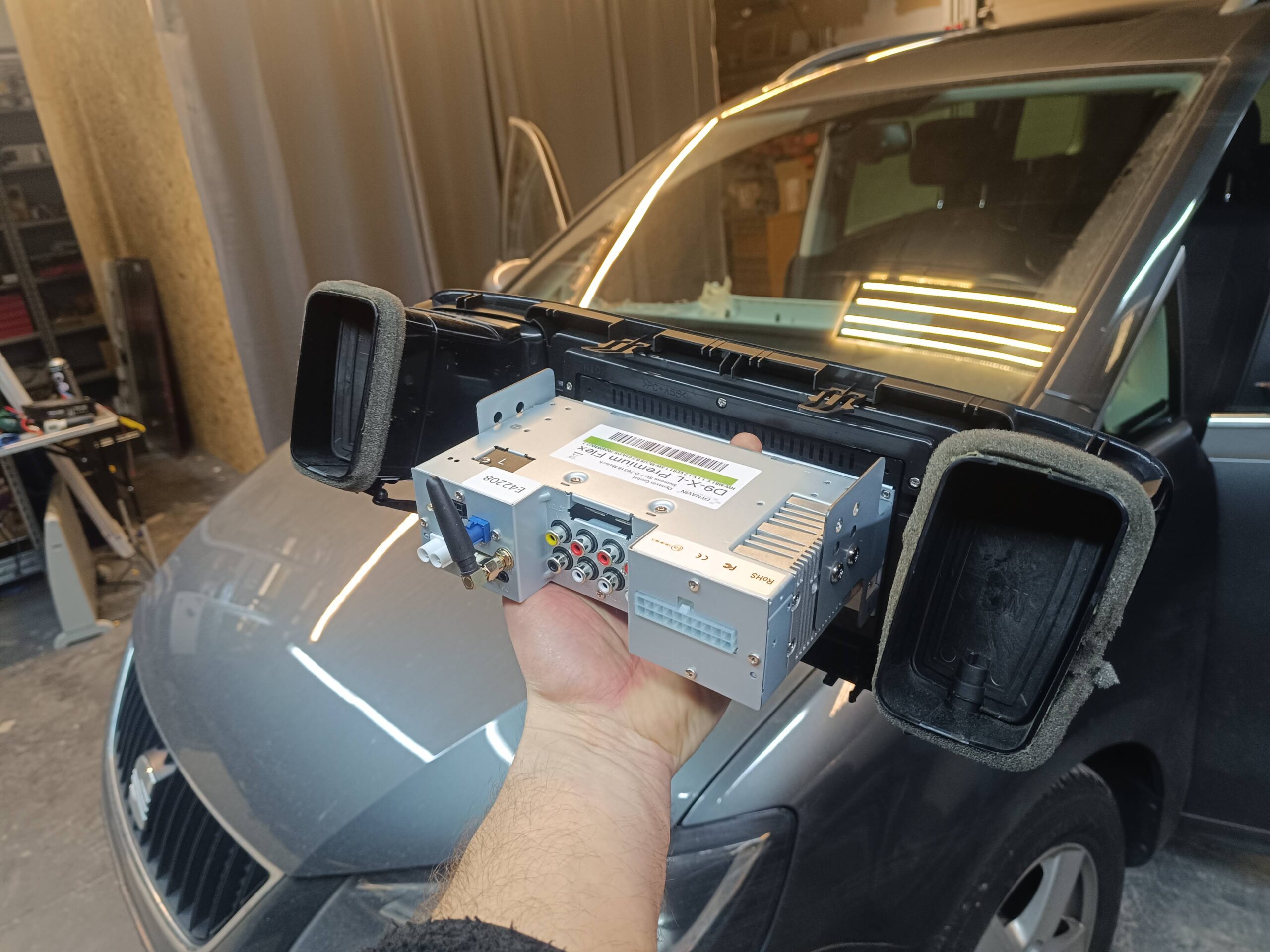 Seat Alhambra Autoradio Dynavin mit Blende zusammengebaut