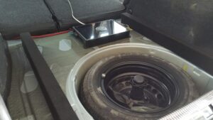 VW Passat 3BG - SPL-Subwoofer einfach und sauber 2 VW Passat Doppelboden Verstärker