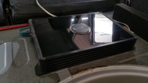 VW Passat 3BG - SPL-Subwoofer einfach und sauber 3 VW Passat Doppelboden Verstärker
