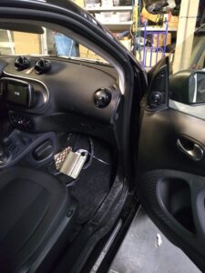 Smart Fortwo Soundsystem mit Subwoofer 10 Smart Fortwo Verstärker Fußraum
