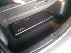 VW Golf 5 Plus - Soundsystem Upgrade i-Sotec/Jayks 7 VW Golf 5 Plus Subwoofer Doppelboden Pioneer