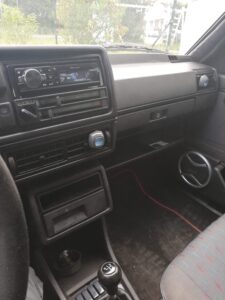VW Golf 2 Subwoofer nach Maß 7 VW Golf 2 Autoradio Pioneer