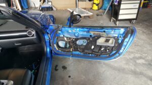 Mazda MX-5 Soundsystem für Top Klang "oben ohne" 4 Mazda MX-5 Tür Beifahrerseite zerlegt