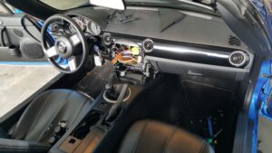 Mazda MX-5 Soundsystem für Top Klang "oben ohne" 5 Mazda MX-5 Radio Armaturenbrett ausgebaut