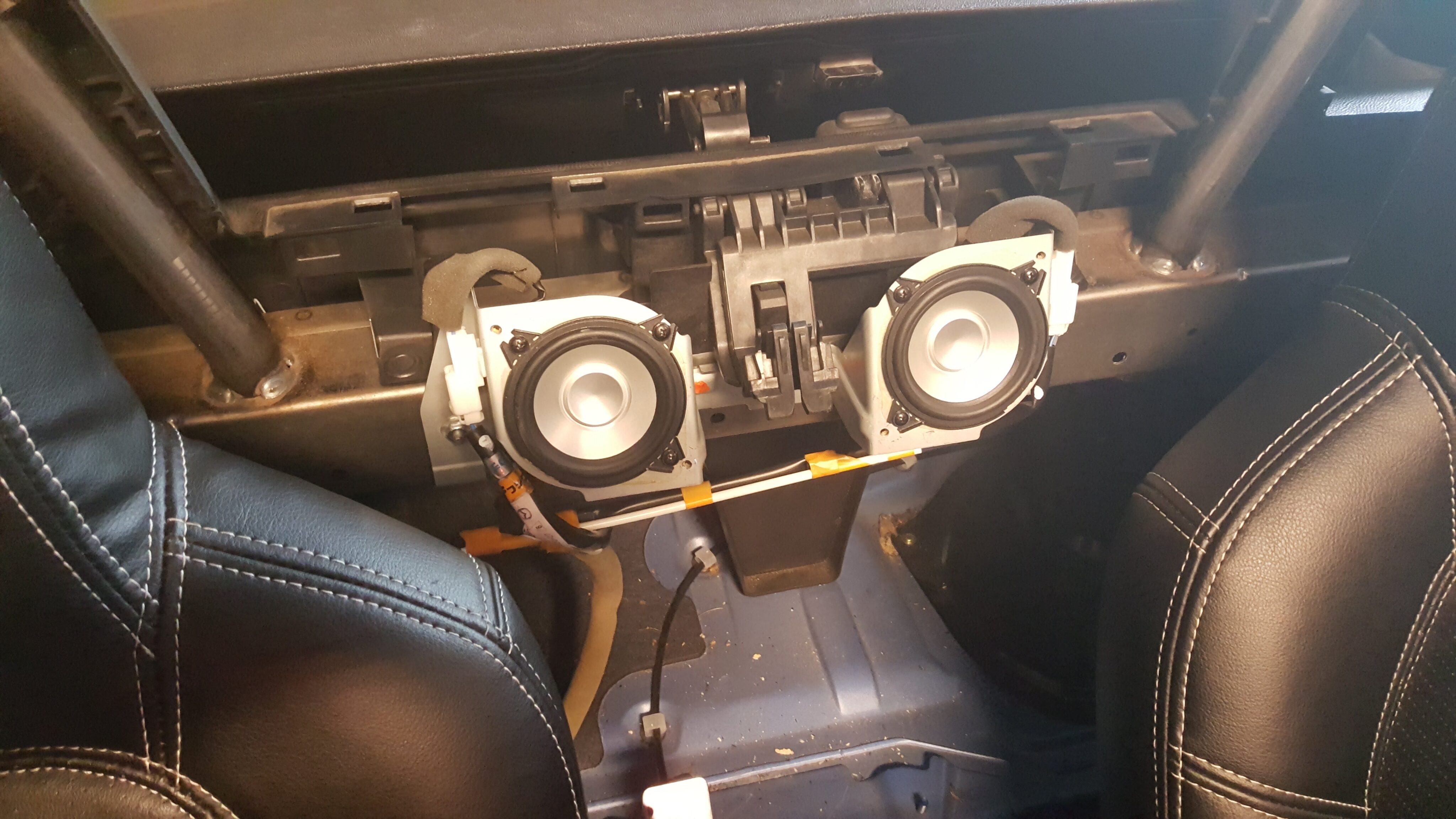 Mazda MX-5 Soundsystem für Top Klang "oben ohne" 1 MX-5 Sound Mitteltöner hinter den Sitzen