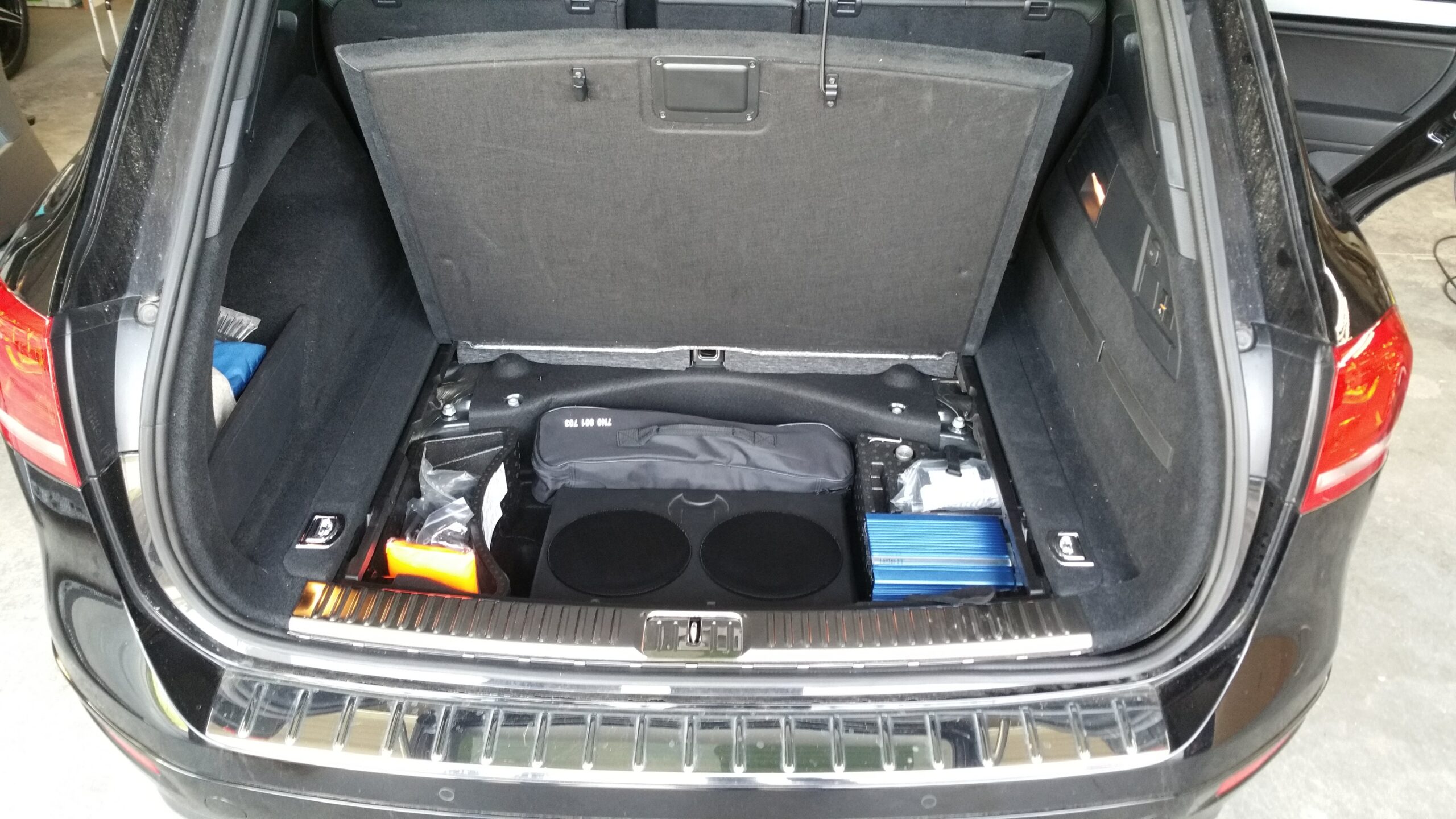 VW Touareg Subwoofer Soundupgrade Doppelboden mit Verstärker
