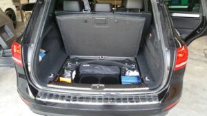 VW Touareg Subwoofer im Doppelboden 100% mehr Sound 6 VW Touareg Subwoofer Soundupgrade Doppelboden mit Verstärker schräg