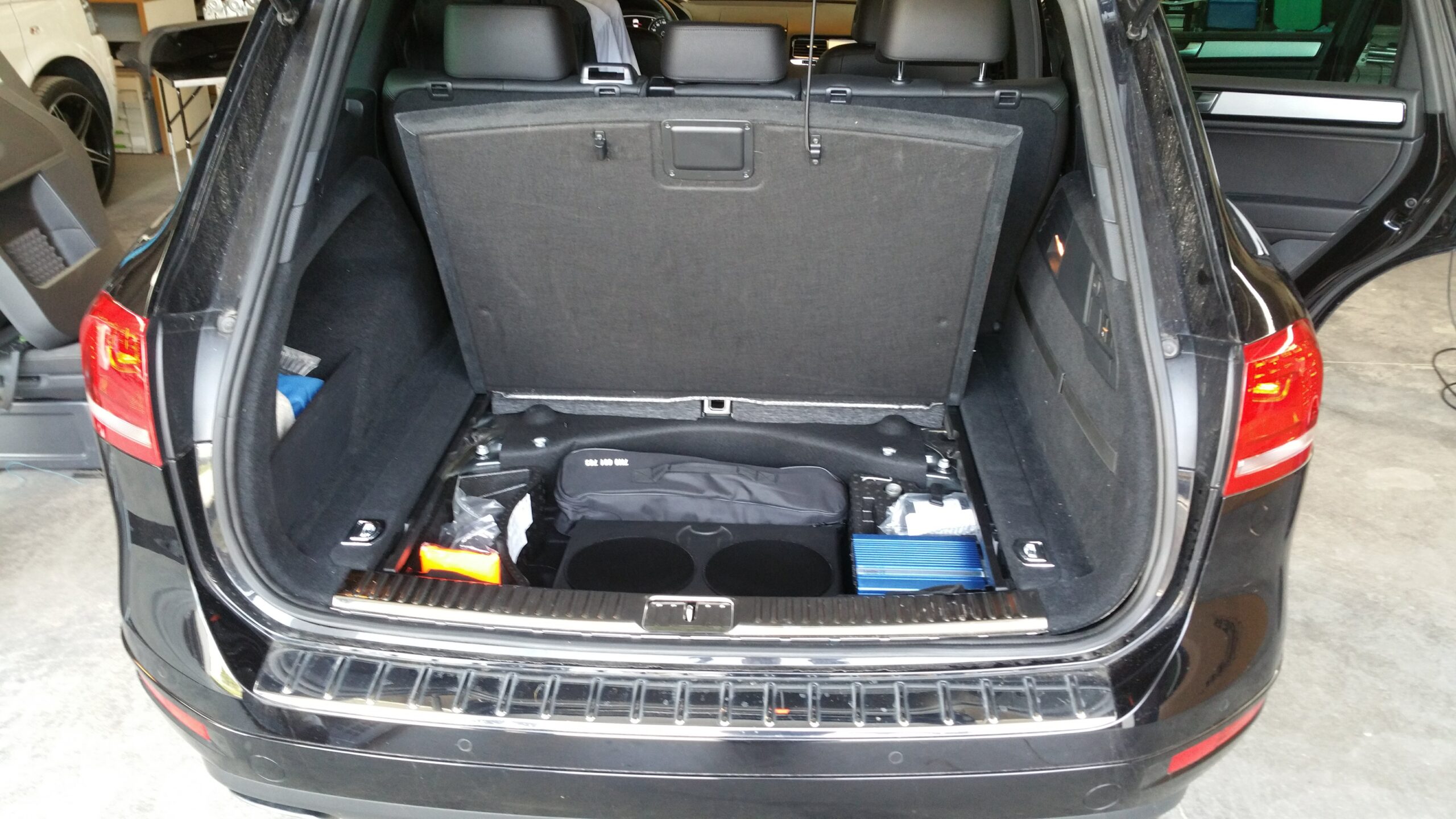 VW Touareg Subwoofer Soundupgrade Doppelboden mit Verstärker schräg