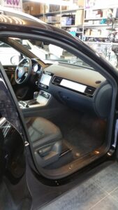 VW Touareg Subwoofer im Doppelboden 100% mehr Sound 2 VW Touareg Subwoofer Innenraum