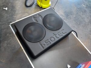 VW Touareg Subwoofer im Doppelboden 100% mehr Sound 3 VW Touareg Subwoofer I-Sotec