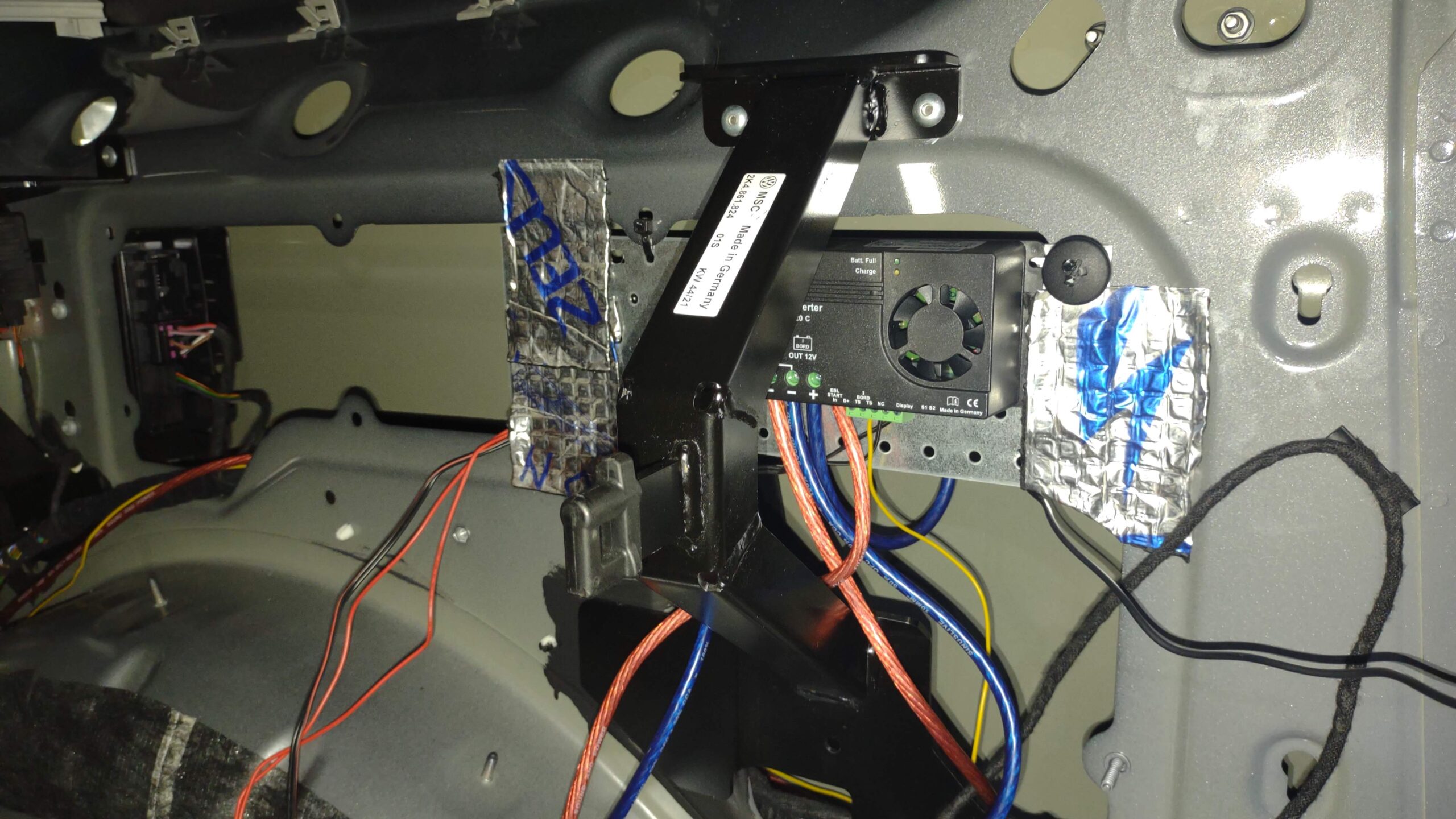 Campervan Autark VW Caddy Seitenwand offen Ladebooster