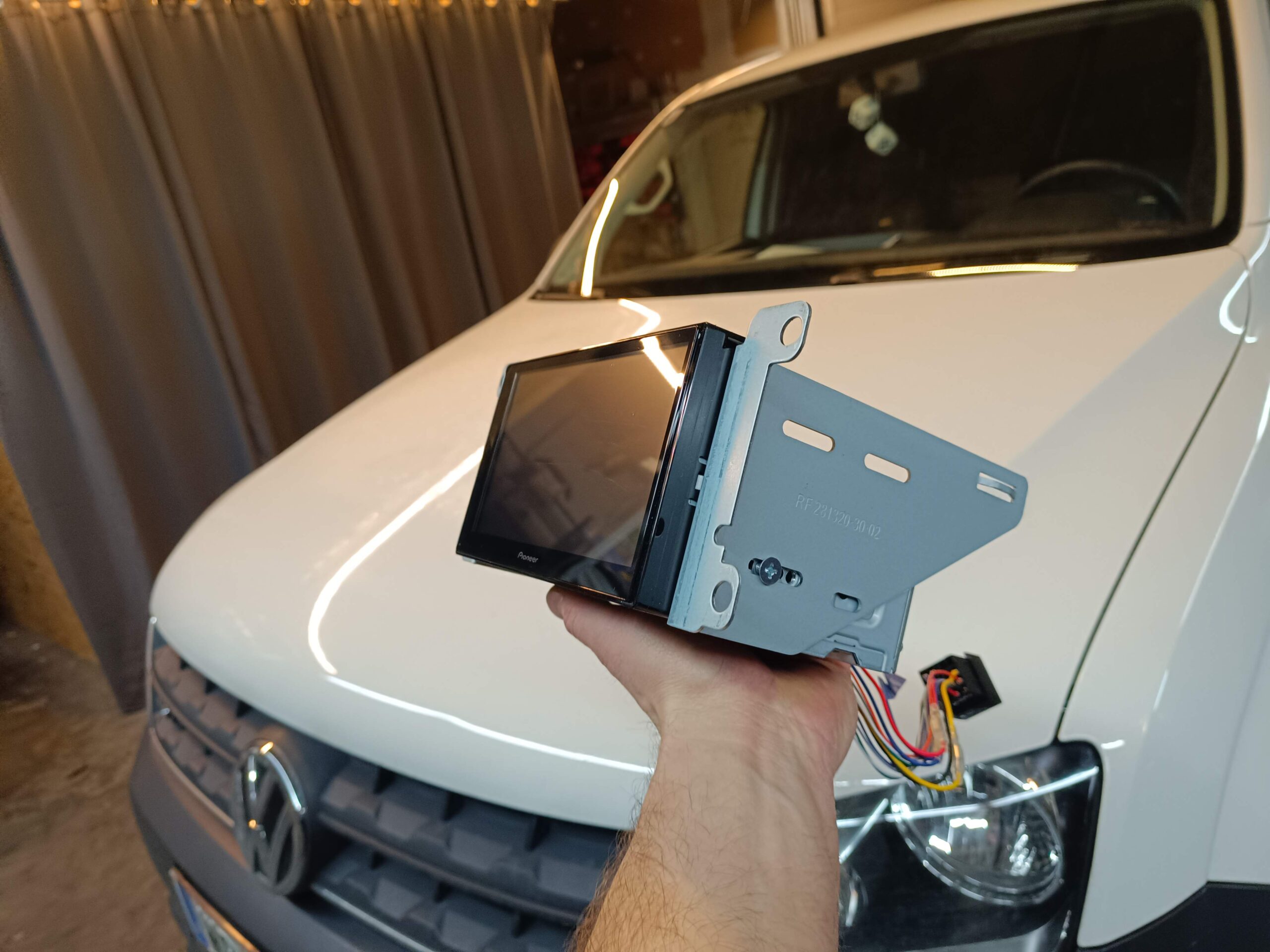 VW Amarok Radio Pioneer SPH-DA77DAB Metallrahmen vorne