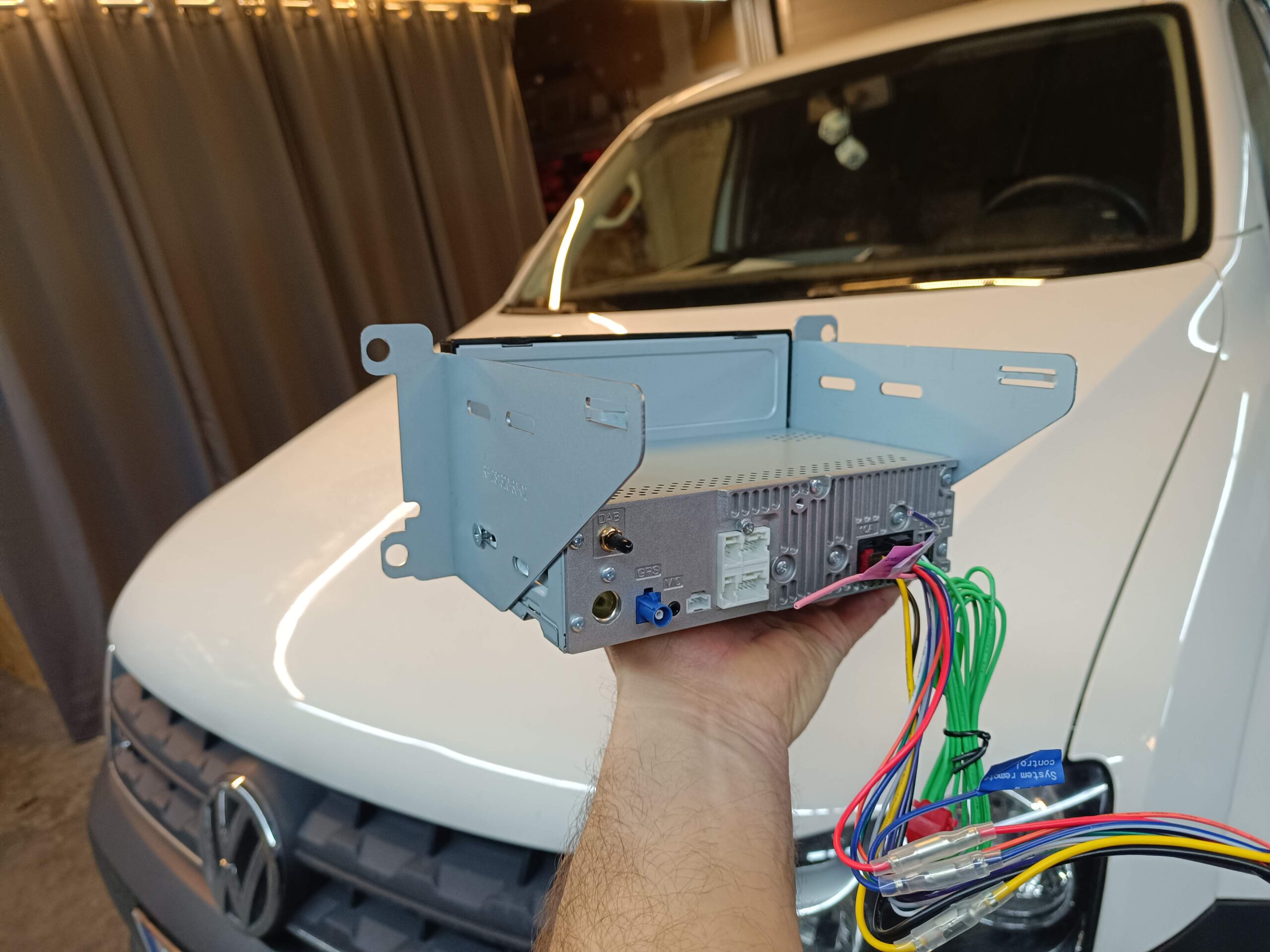 VW Amarok Radio Pioneer SPH-DA77DAB Metallrahmen hinten