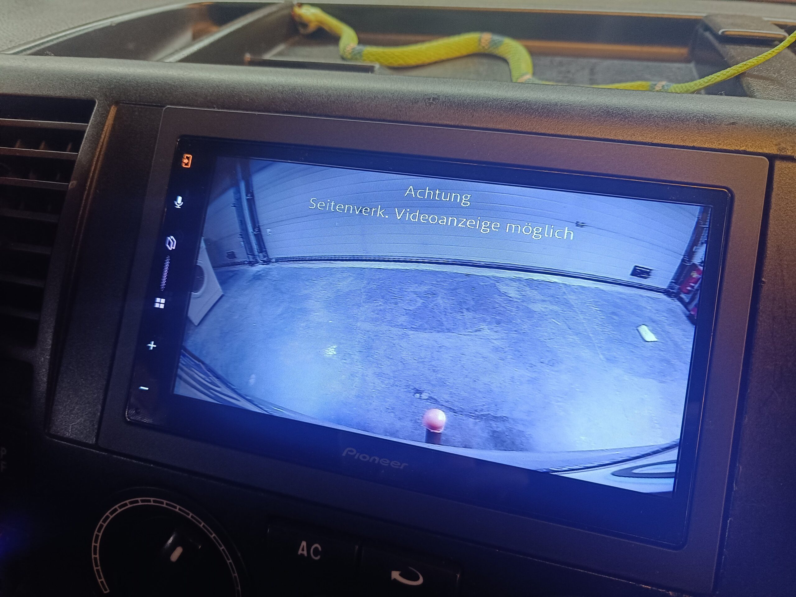 VW T5 Transporter Autoradio Pioneer SPH-DA77DAB Rückfahrkamera-Bild