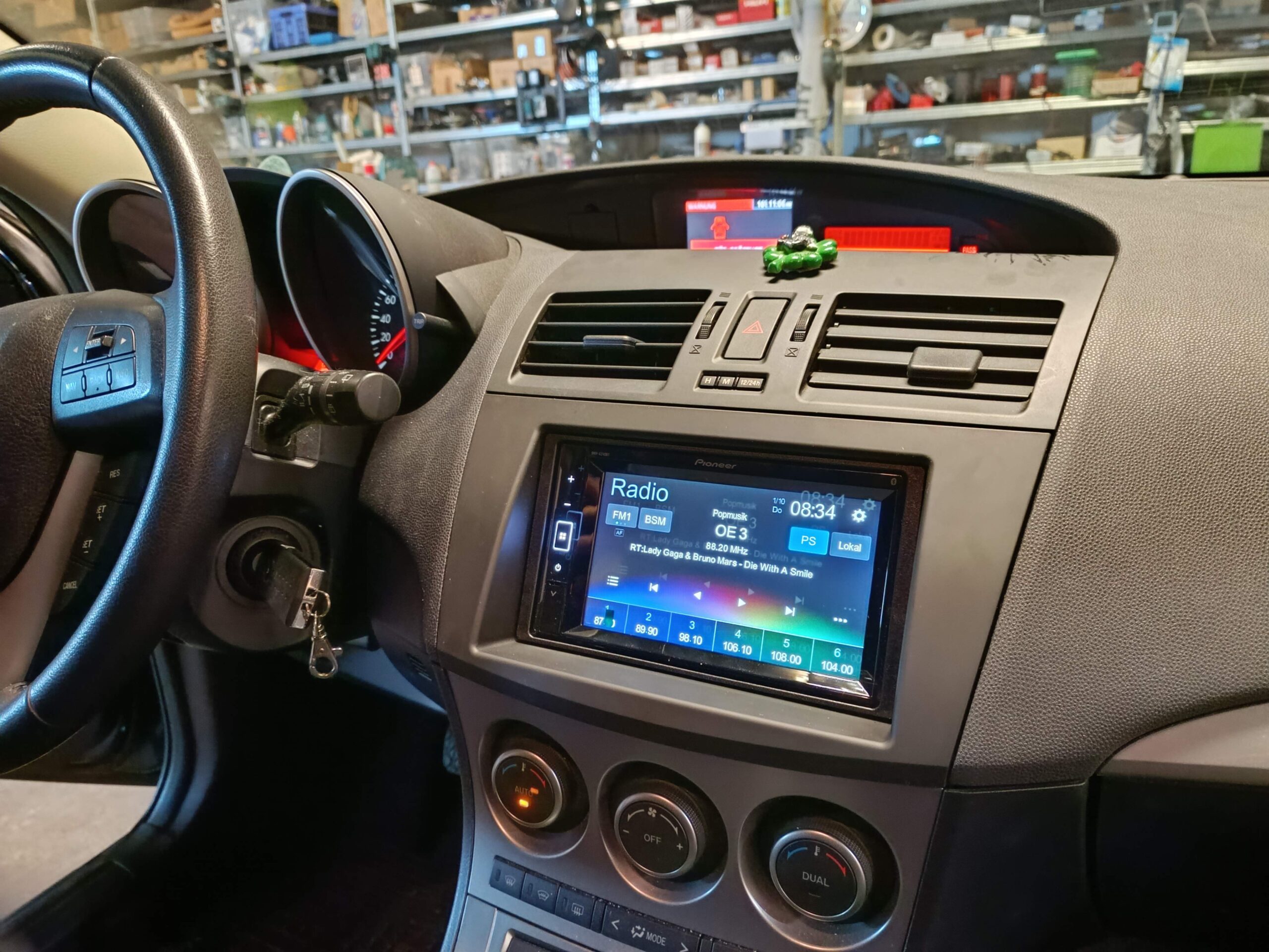 Mazda 3 BL Autoradio Pioneer DMH-A240BT