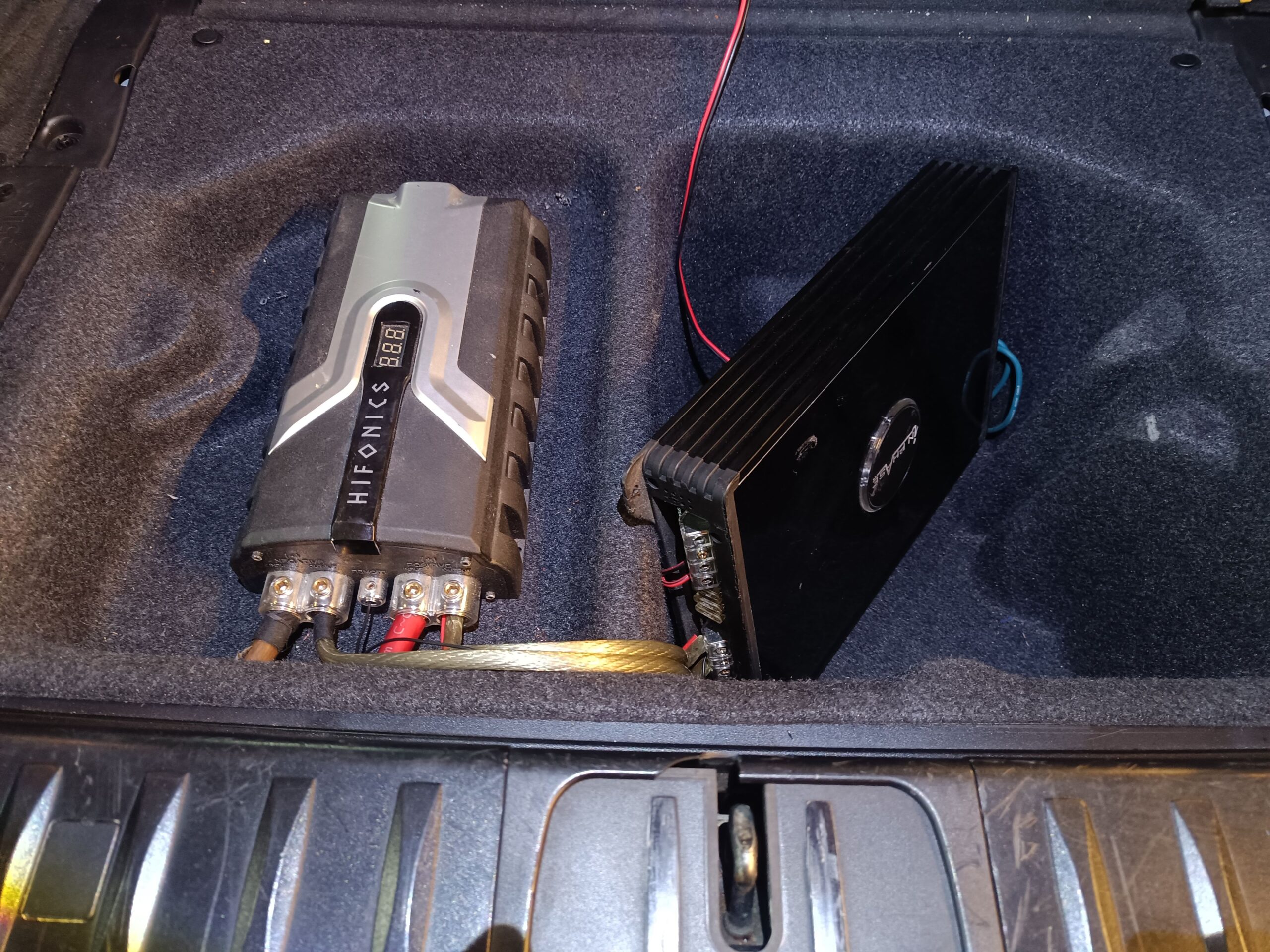 BMW E91 Verstärker InPhase 2001D, Kondensator Hifonics