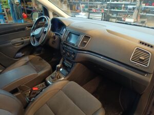 Seat Alhambra Soundupgrade mit verstecktem Subwoofer (7N) 5 Seat Alhambra Soundupgrade Innenraum Original