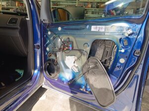 Seat Alhambra Soundupgrade mit verstecktem Subwoofer (7N) 8 Seat Alhambra Soundupgrade Front Tür Dämmung außenhaut
