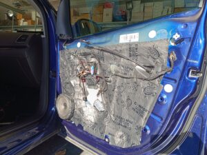 Seat Alhambra Soundupgrade mit verstecktem Subwoofer (7N) 9 Seat Alhambra Soundupgrade Front Tür Dämmung Innen