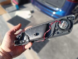 Seat Alhambra Soundupgrade mit verstecktem Subwoofer (7N) 12 Seat Alhambra Soundupgrade Hochtönerhalterung
