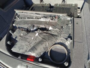 Seat Alhambra Soundupgrade mit verstecktem Subwoofer (7N) 10 Seat Alhambra Soundupgrade Front Tür Dämmung Türverkleidung