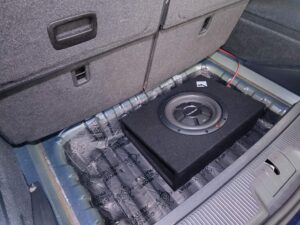 Seat Alhambra Soundupgrade mit verstecktem Subwoofer (7N) 16 Seat Alhambra Soundupgrade Kofferraum Mulde Subwoofer Rockford Fosgate