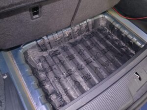Seat Alhambra Soundupgrade mit verstecktem Subwoofer (7N) 15 Seat Alhambra Soundupgrade Kofferraum Mulde gedämmt
