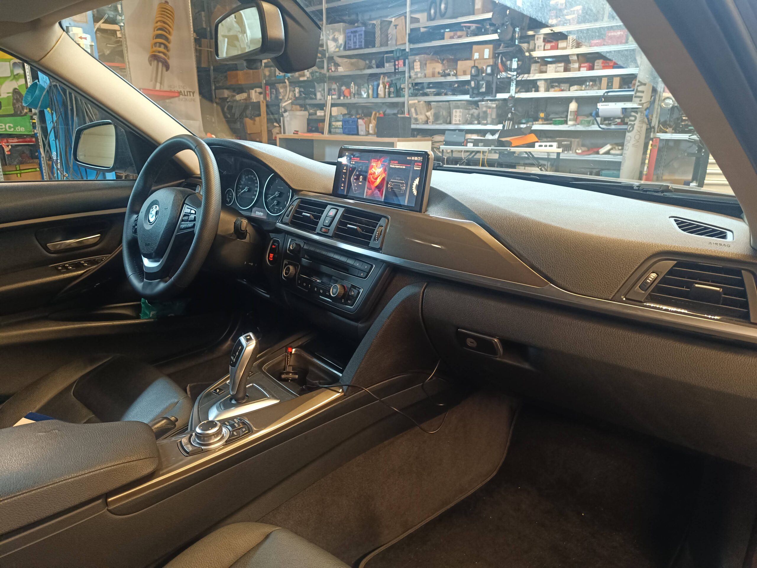 BMW F30 Soundsystem Innenraum