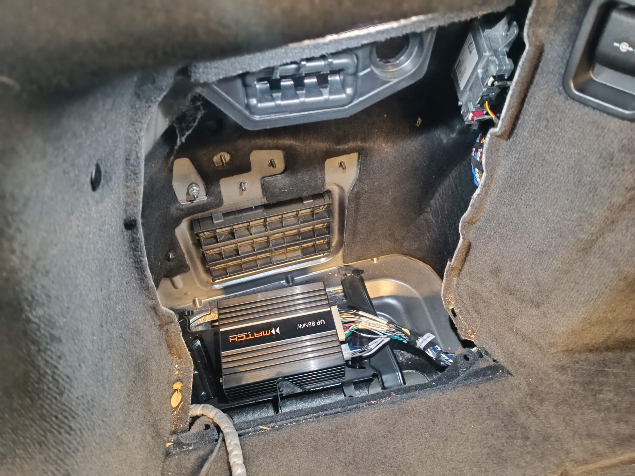 BMW F36 Soundsystem Einbaupaket Audiotec Fischer UP 8BMW eingebaut