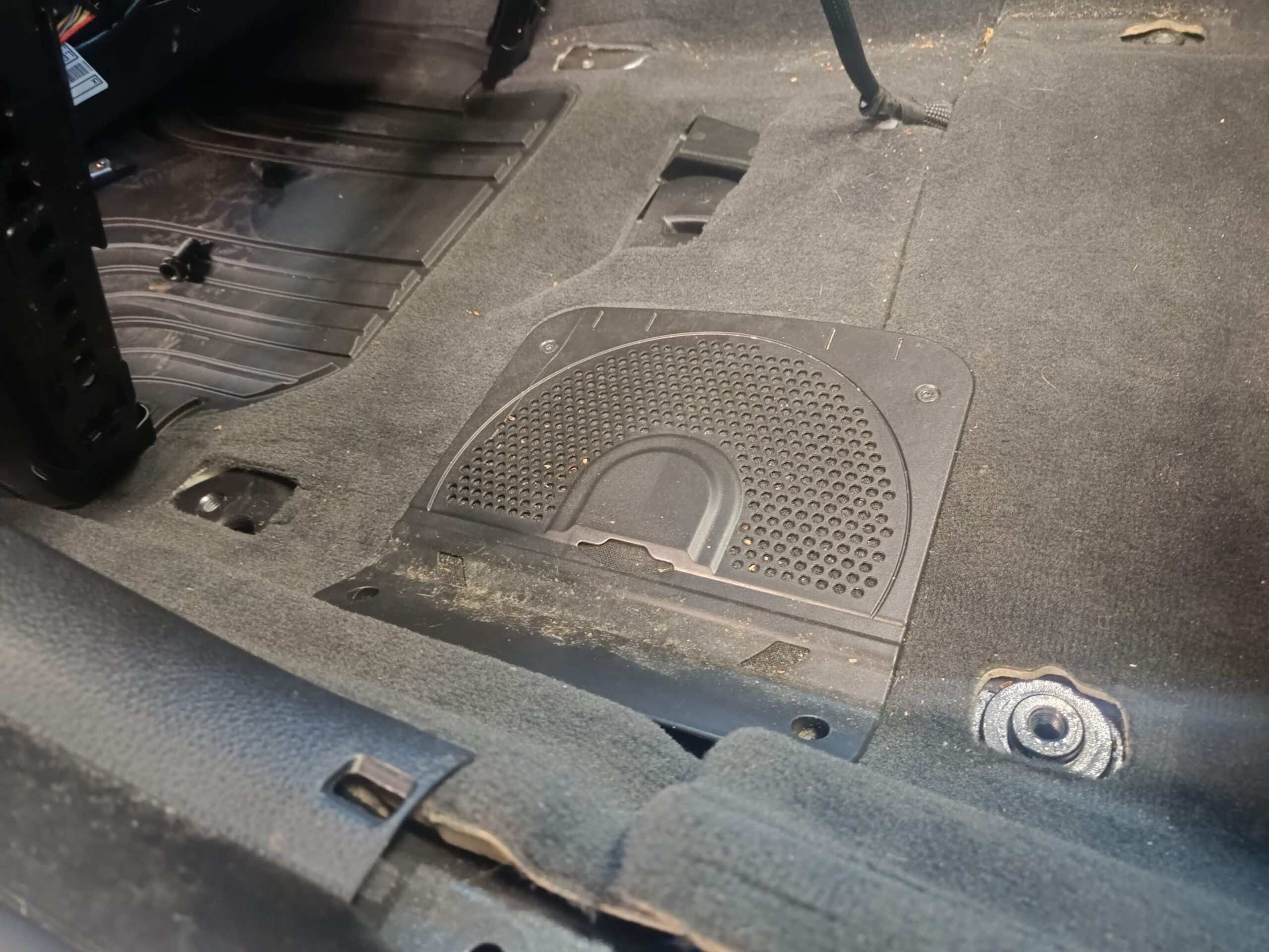 BMW F36 Soundsystem Subwoofer Match eingebaut mit Abdeckung