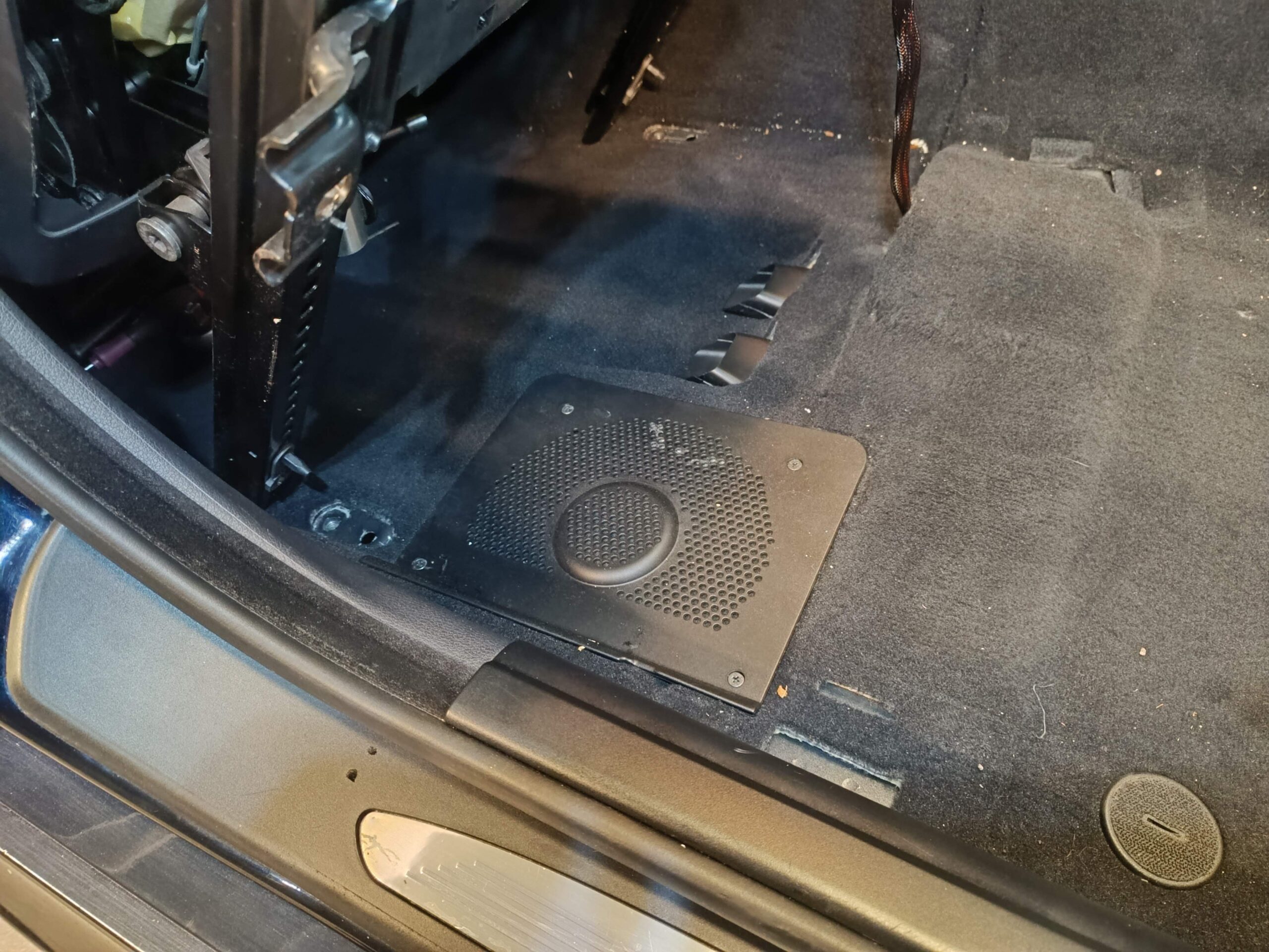 BMW E60 Soundsystem Subwoofer geschlossen