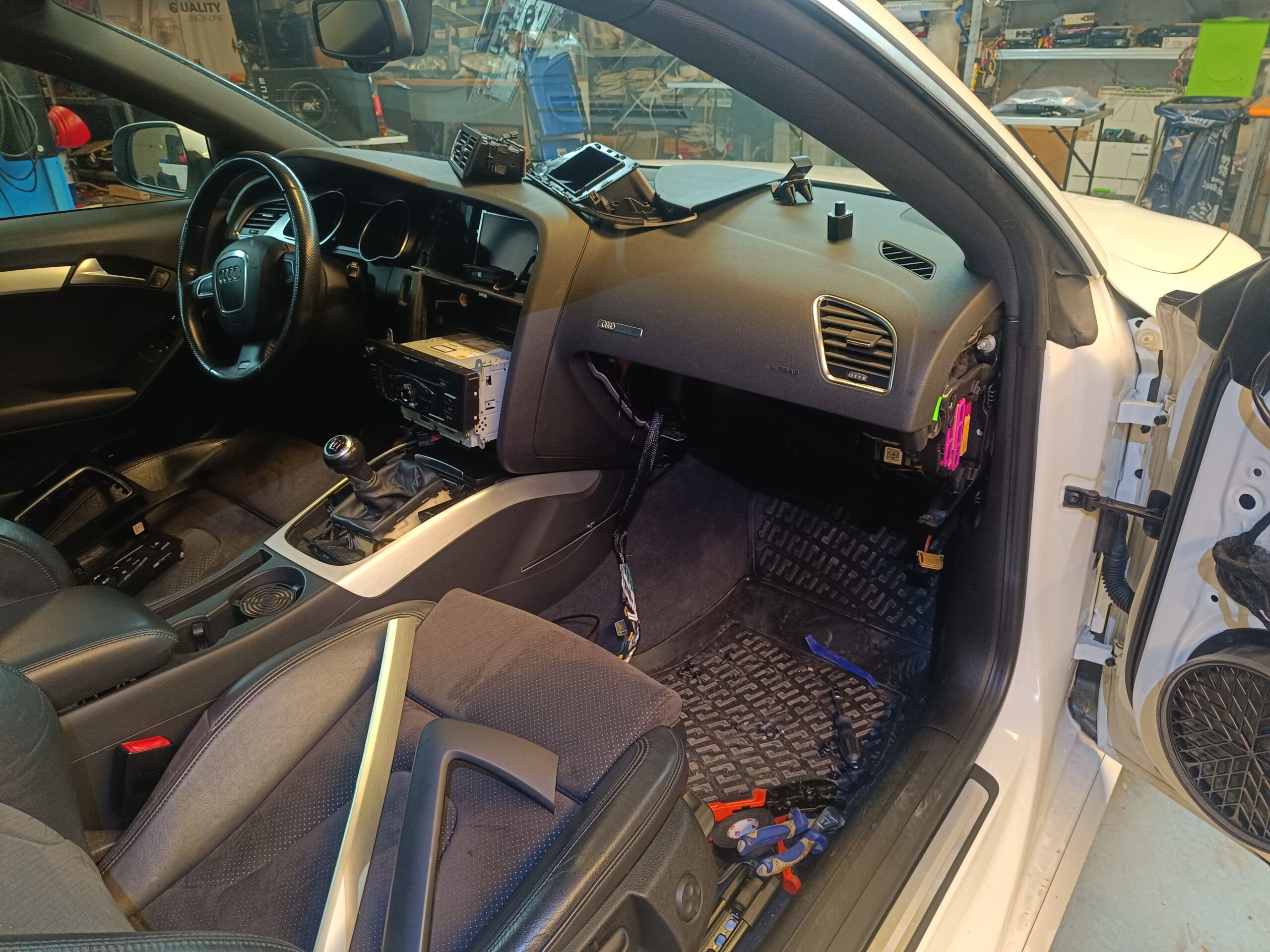 Audi A5 Soundsystem DSP Power Subwoofer Innenraum In Arbeit